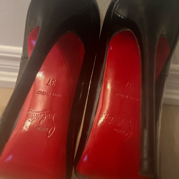 Size 6 authentic LOUBOUTIN red bottoms. - Picture 4 of 6